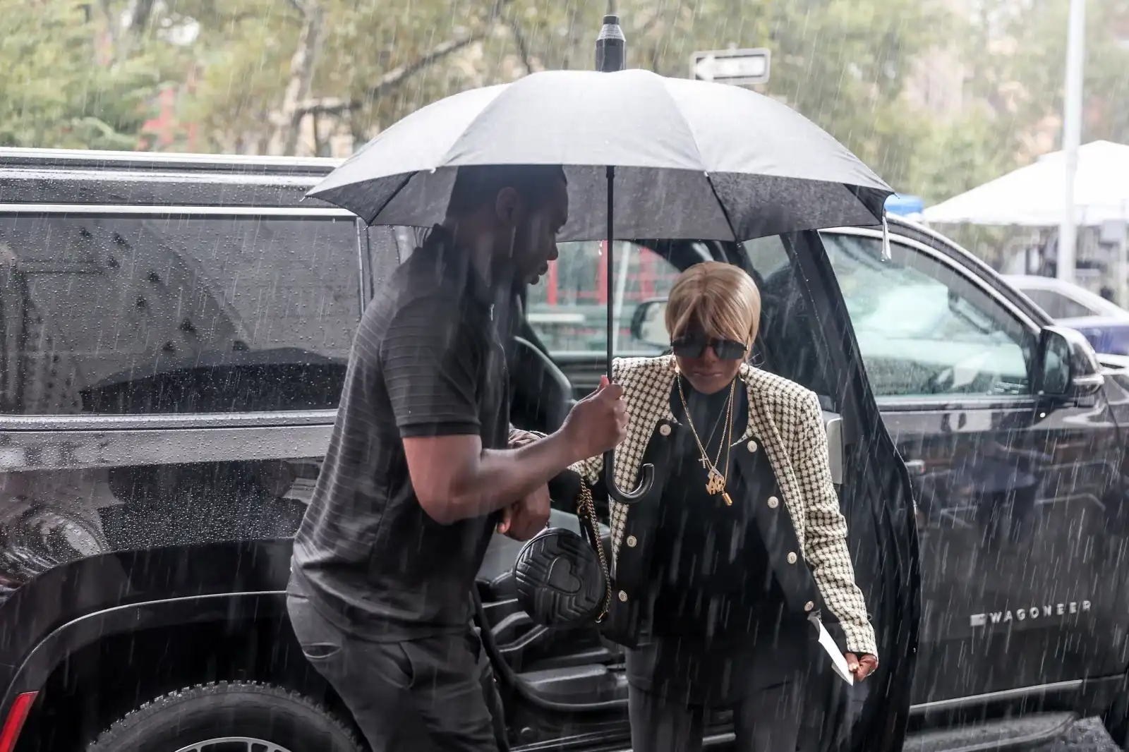 اثناء وصول والدة شون ديدي للمحاكمة