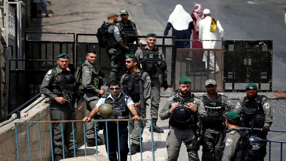 الشرطة الإسرائيلية تقتحم المسجد الأقصى بعد صلاة الفجر وتعتقل 13 فلسطينيا