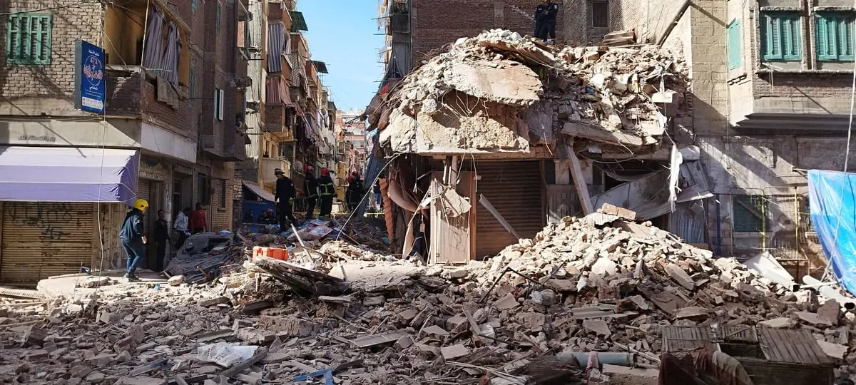 "مشهد يحبس الأنفاس".. انهيار مبنى في الإسكندرية يسفر عن ضحايا (فيديو) 