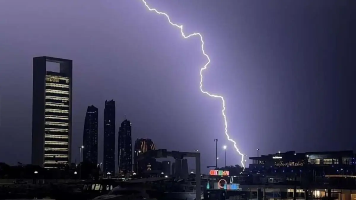منخفض "المطير".. أمطار غزيرة وظلام دامس في الإمارات (فيديو)