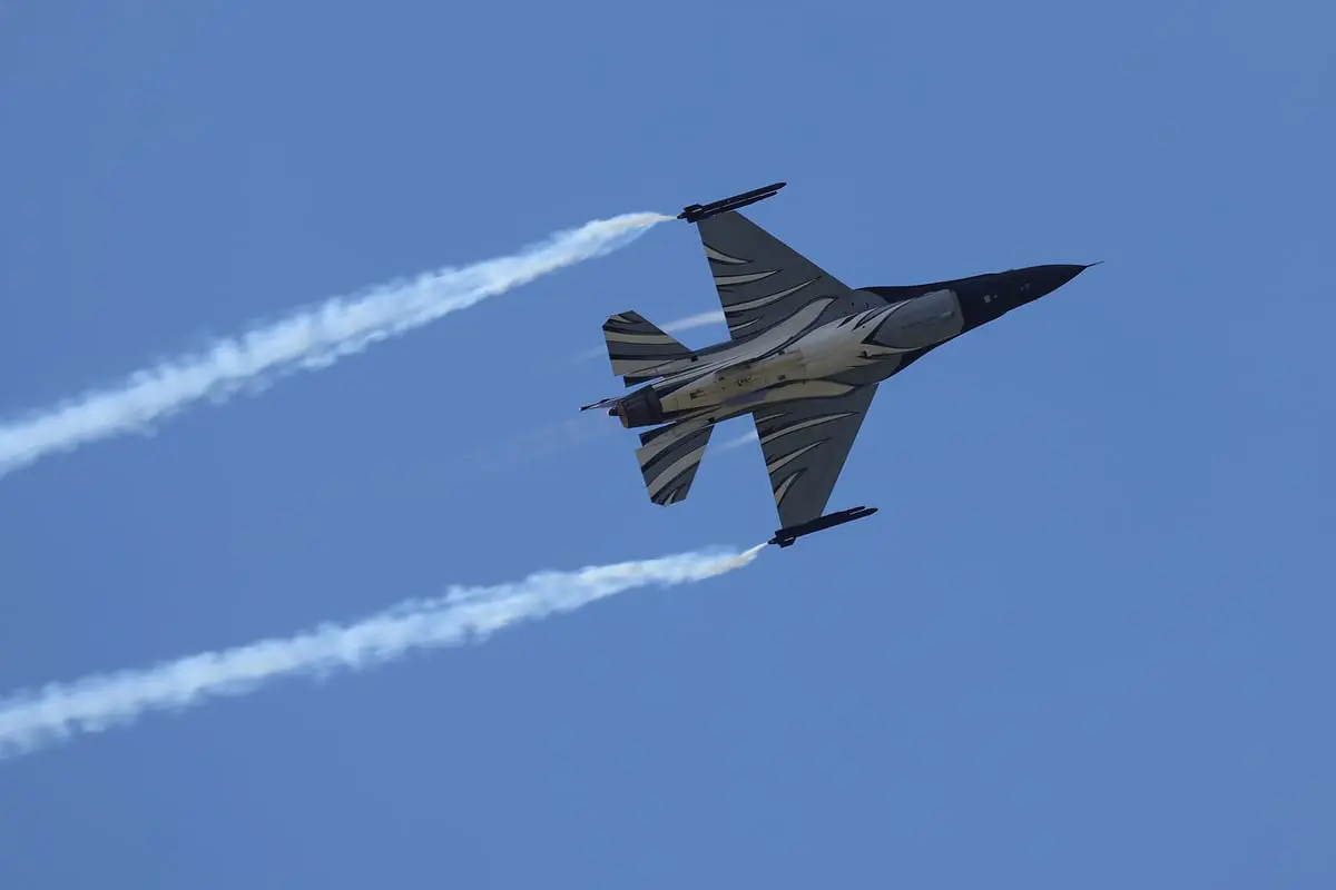 بولندا تعلن إقلاع طائرات "إف-16" لتأمين المجال الجوي