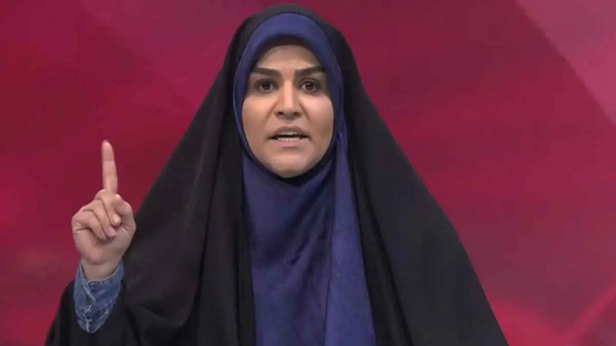 سحر إمامي.. مذيعة تتحول لأيقونة بعد قصف التلفزيون الإيراني (فيديو)