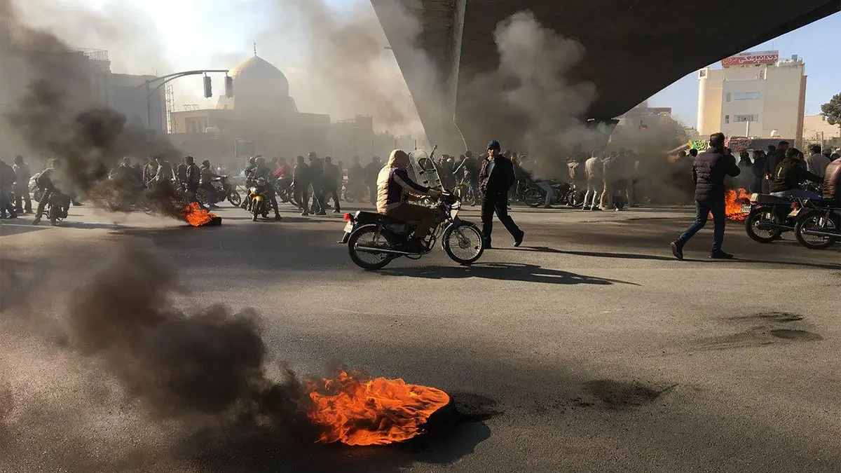 "يوم الحرائق".. أربعة مشاهد في "سبت الغضب" بإيران (فيديو)
