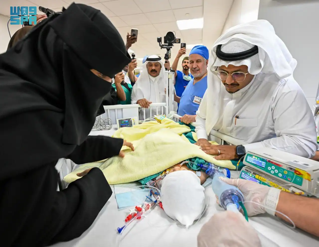 الفريق الطبي السعودي وعائلة التوأم 