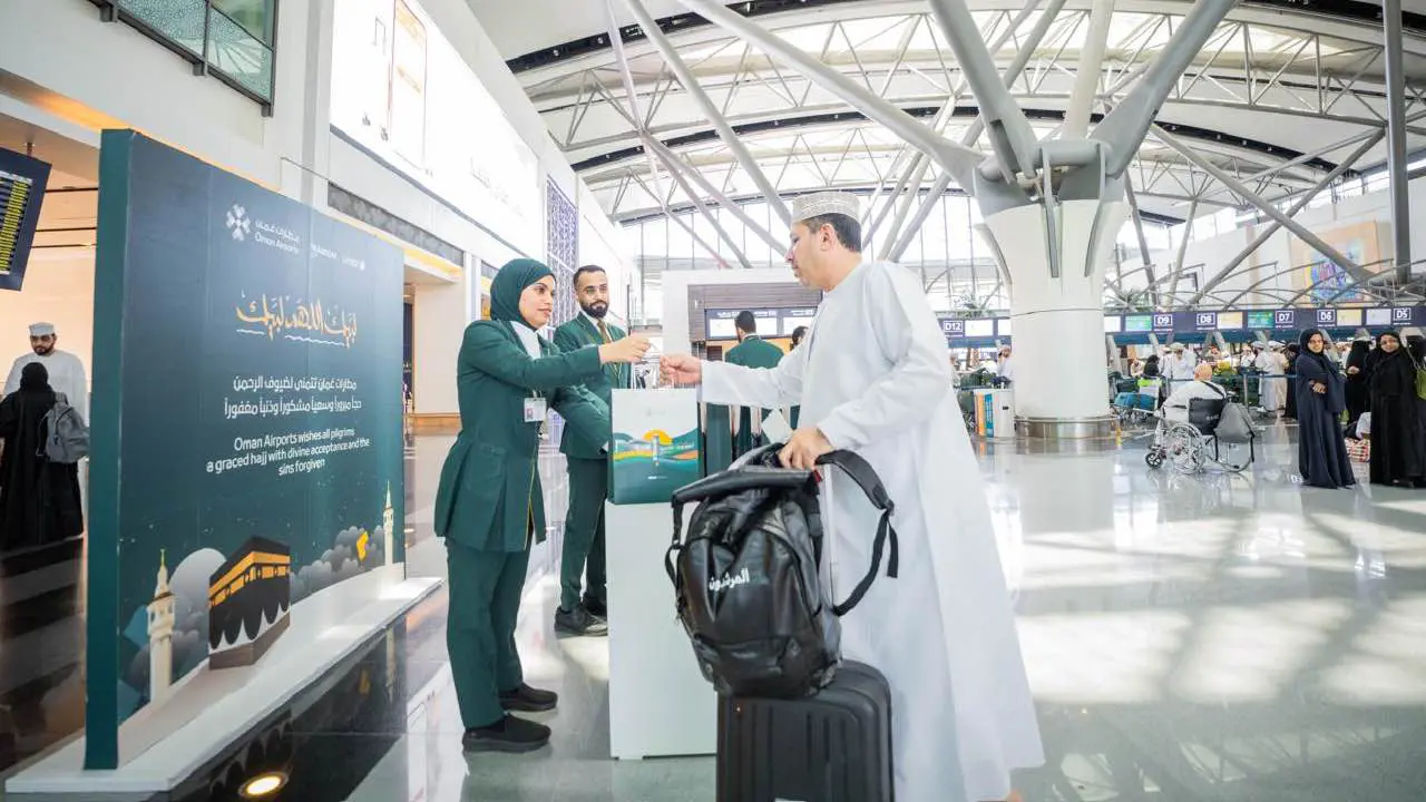 عُمان.. إعادة موظف مطار لعمله بعد "مزاح ثقيل" مع إحدى المسافرات (فيديو)