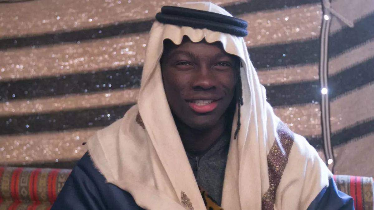 "الشيخ غوميز" يقلّد رئيس نادي الهلال السعودي ويعد اللاعبين بمكافأة حال الفوز على الاتحاد (فيديو)