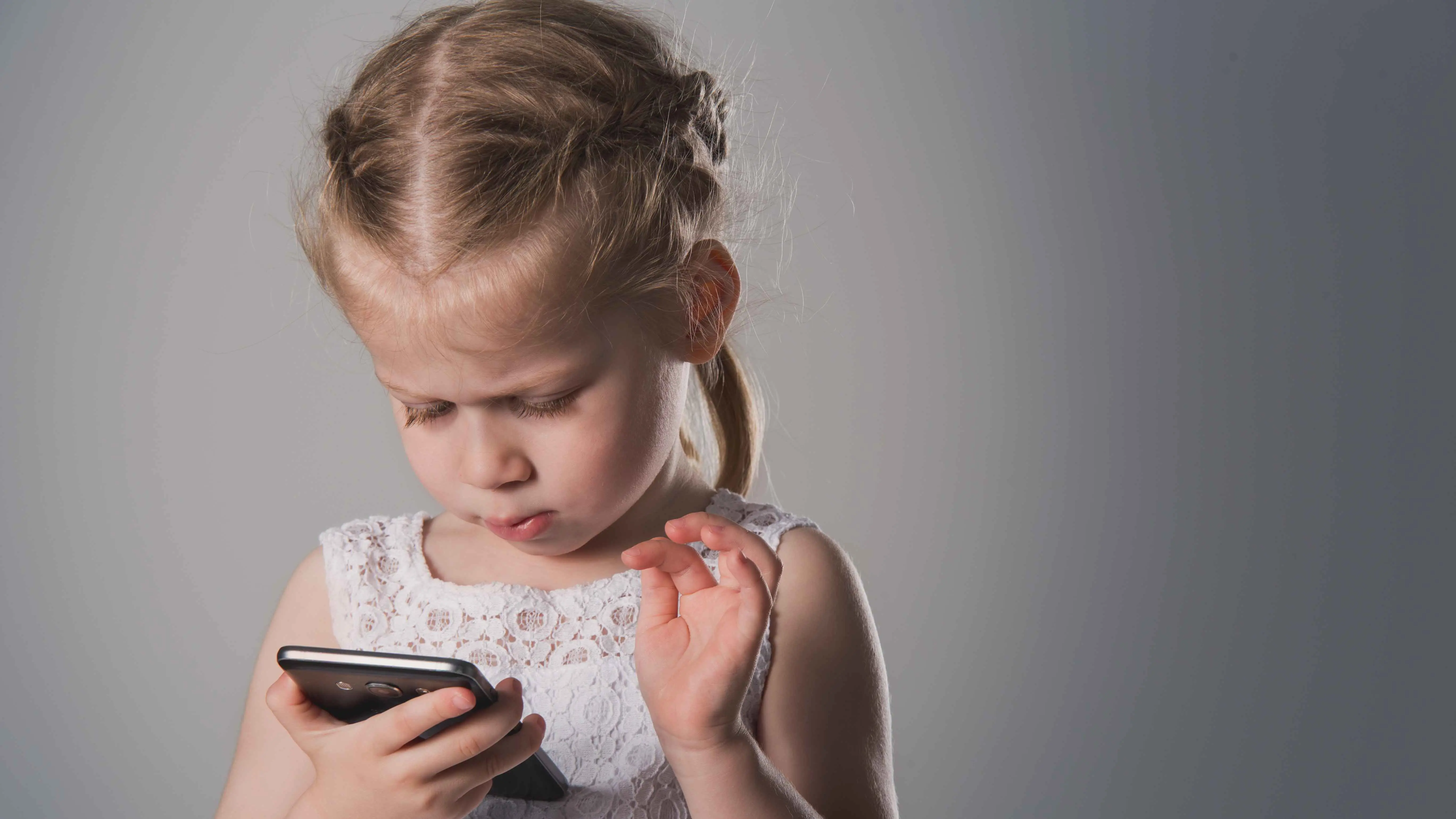 تحذير من استخدام الهواتف واللوحيات لتهدئة غضب الأطفال