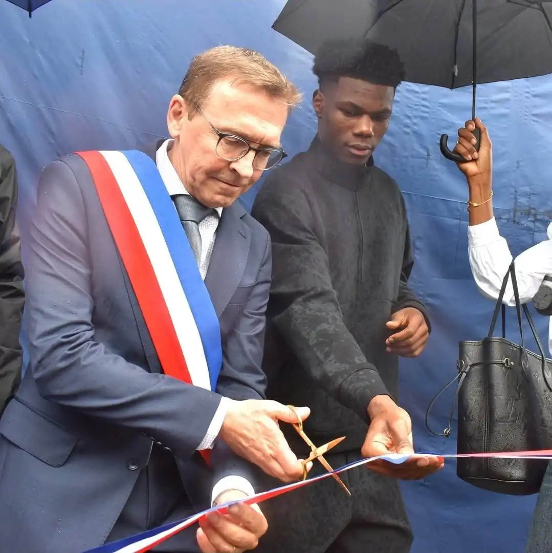 تشواميني يفتتح ملعبا باسمه في ناديه الأم