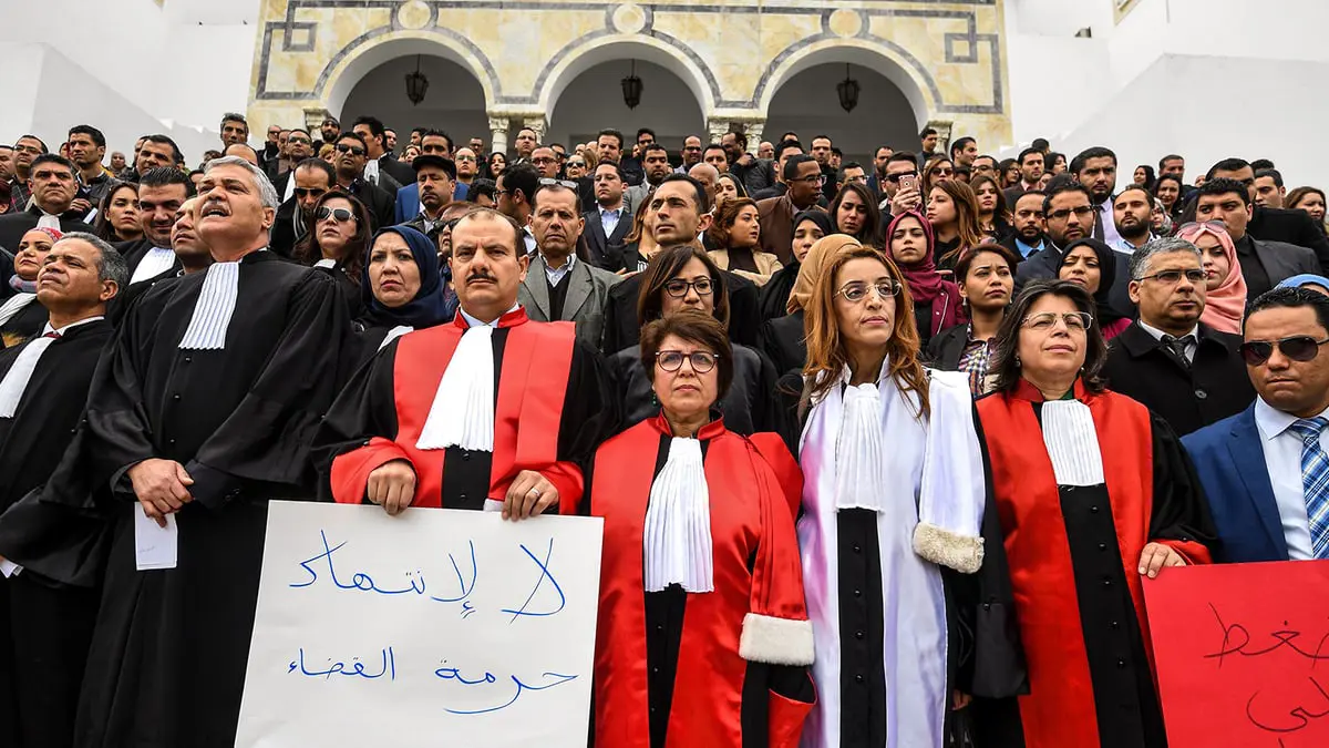 ما هي خيارات قضاة تونس بعد حل "المجلس الأعلى"؟