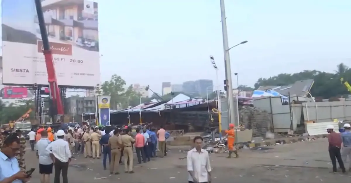 في حادثة مروعة.. انهيار لوحة إعلانية يوقع 14 قتيلاً في الهند (فيديو)