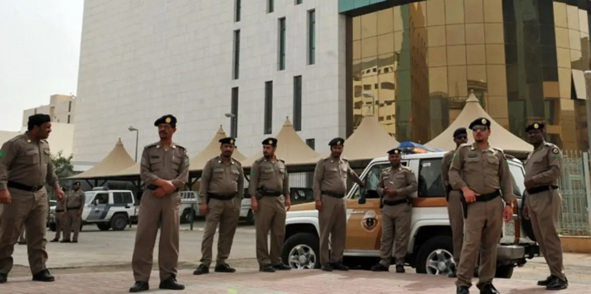 قبل لحظات من إعدامه.. سعودي يفاجئ قاتل ابنه في ساحة القصاص (فيديو)‎