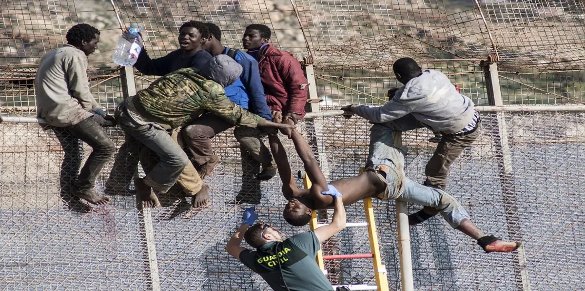 وسط أعمال عنف.. 600 مهاجر يتسلقون السياج الحدودي بين المغرب وإسبانيا (صور)