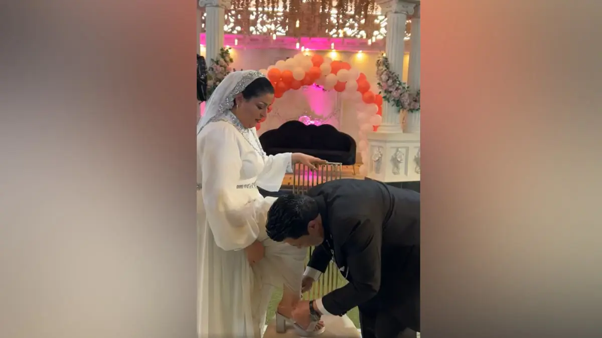 عريس يثير جدلاً في مصر بتقبيله قدم زوجته السورية خلال زفافهما (فيديو)‎
