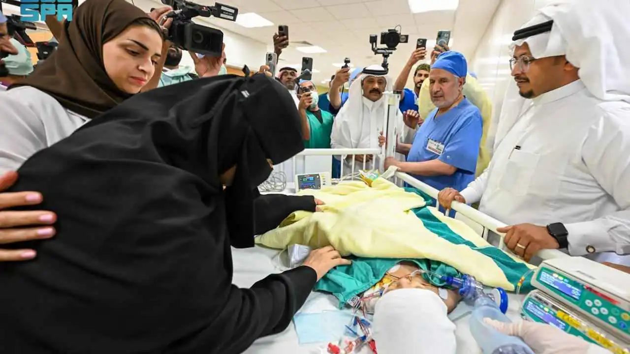 الفريق الطبي السعودي وعائلة التوأم 