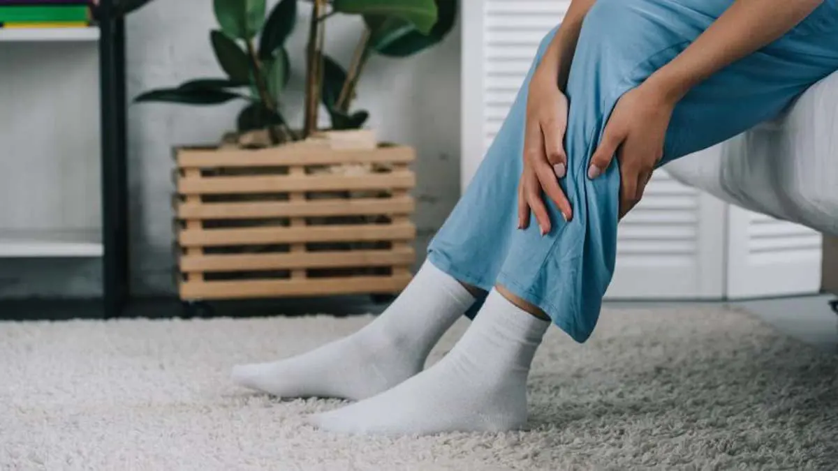 تعرف على أسباب وعلاج متلازمة تململ الساقين "التنميل"