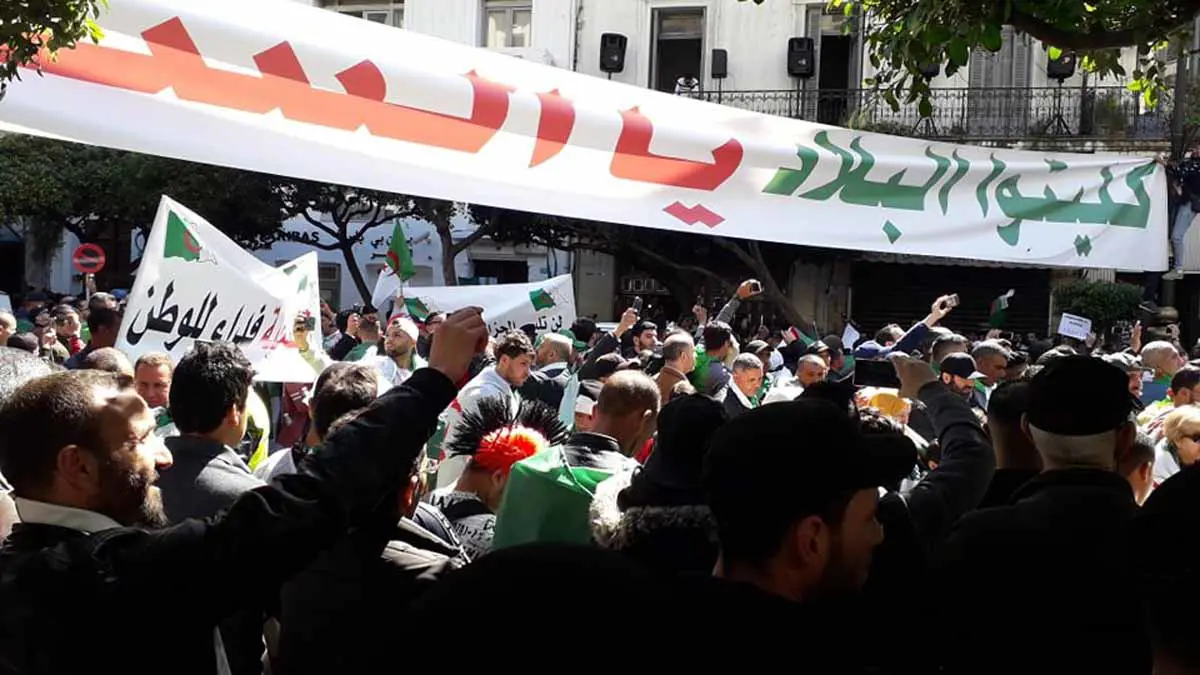 مع تصاعد التظاهرات.. الاتحاد الجزائري للمحامين يدين الاعتقالات ويدعو بوتفليقة إلى الرحيل (صور)