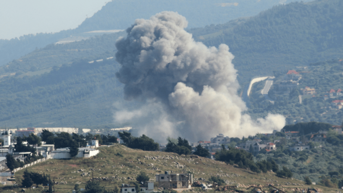 حزب الله يعلن إطلاق 60 صاروخا وإسرائيل تعترف بإصابة "موقع حساس"