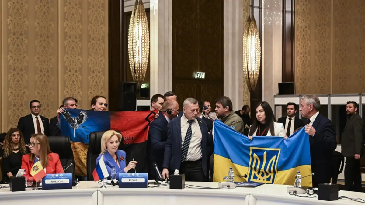 مندوب أوكراني يلكم عضوًا روسيًا في اجتماع بأنقرة (فيديو)