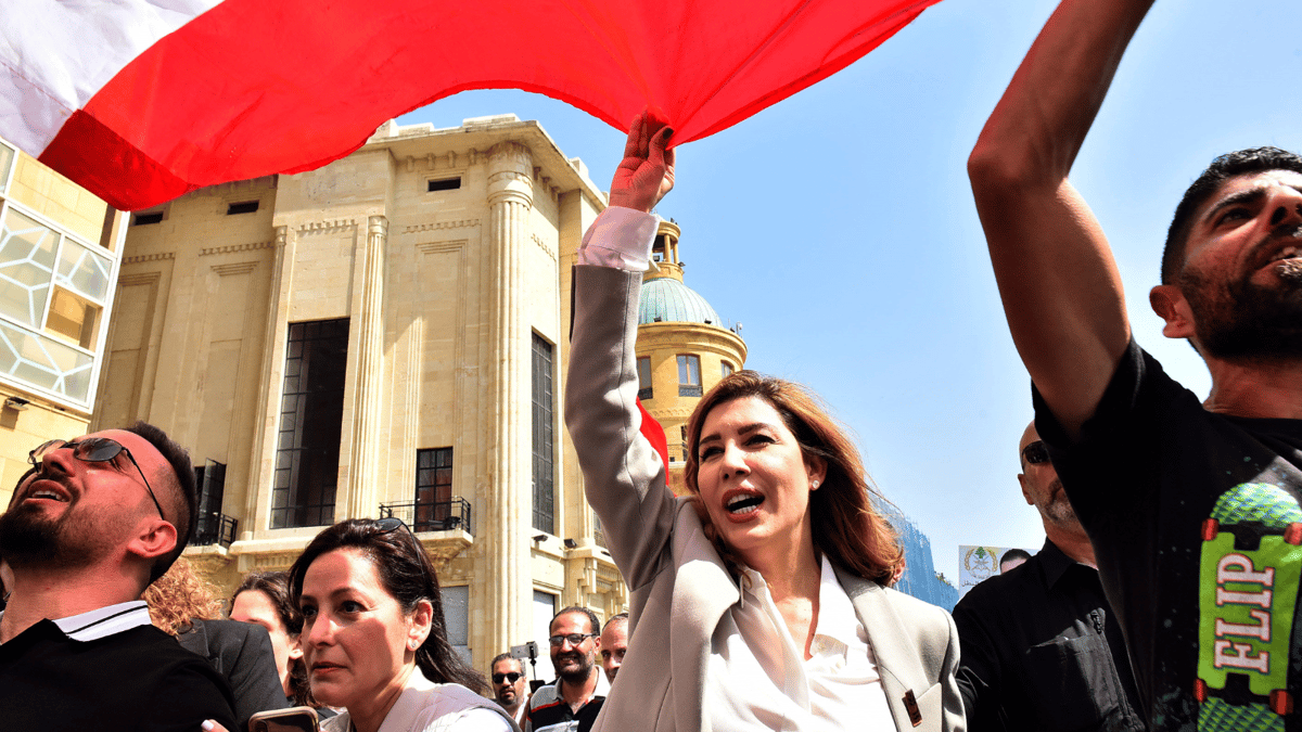 بولا يعقوبيان لـ"إرم نيوز": مافيا سياسية تسيطر على لبنان ونخشى حربا شاملة 