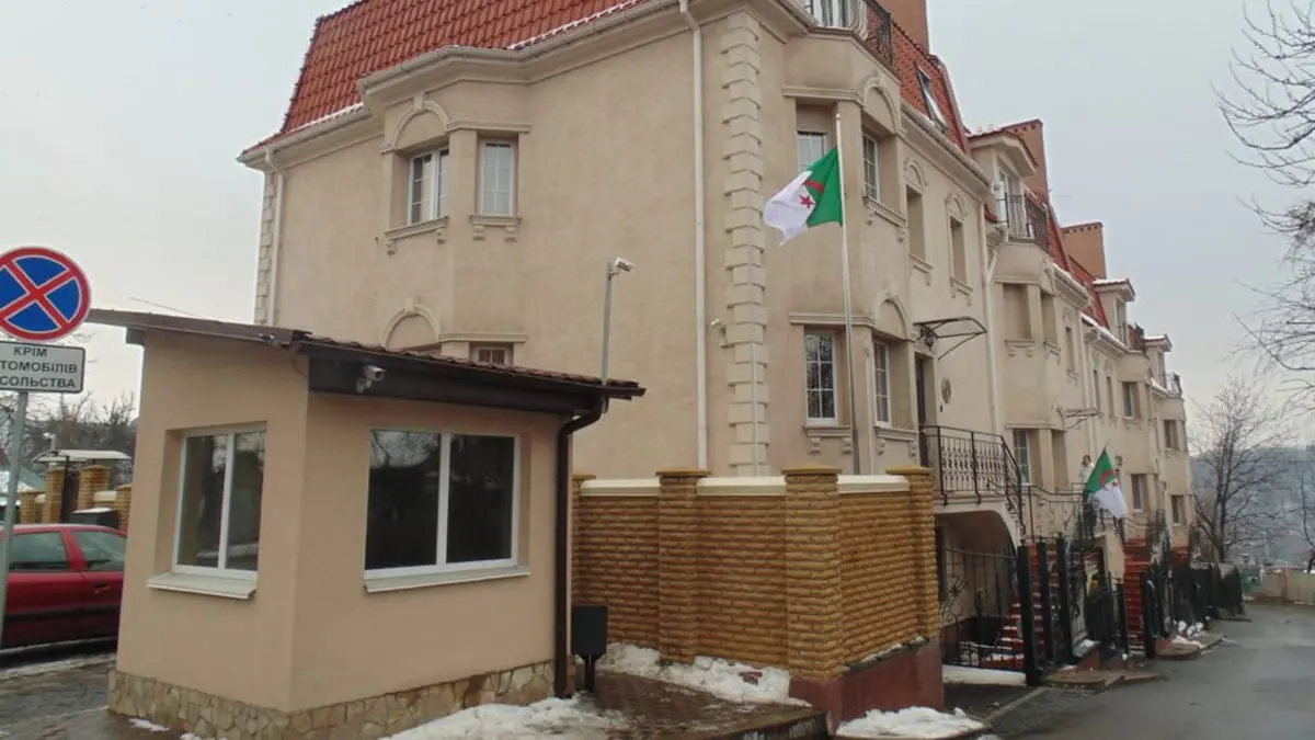بعد عام من إغلاقها.. الجزائر تعيد فتح سفارتها في كييف