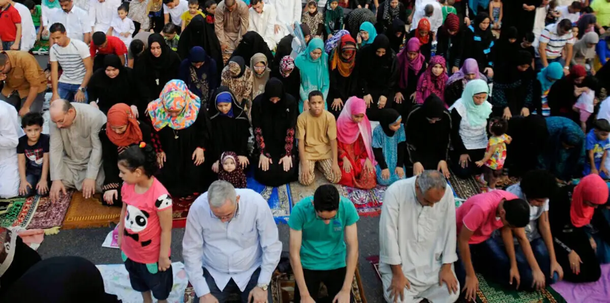 "إفتاء مصر" توضح حكم صلاة الرجال بجوار النساء في مصلى العيد