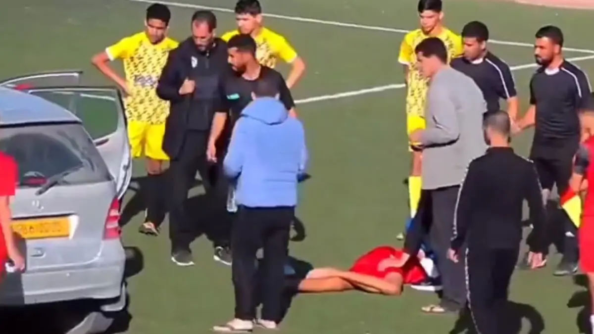 وفاة الجزائري وسيم جزار بعد إصابة مروعة في الملعب (فيديو)