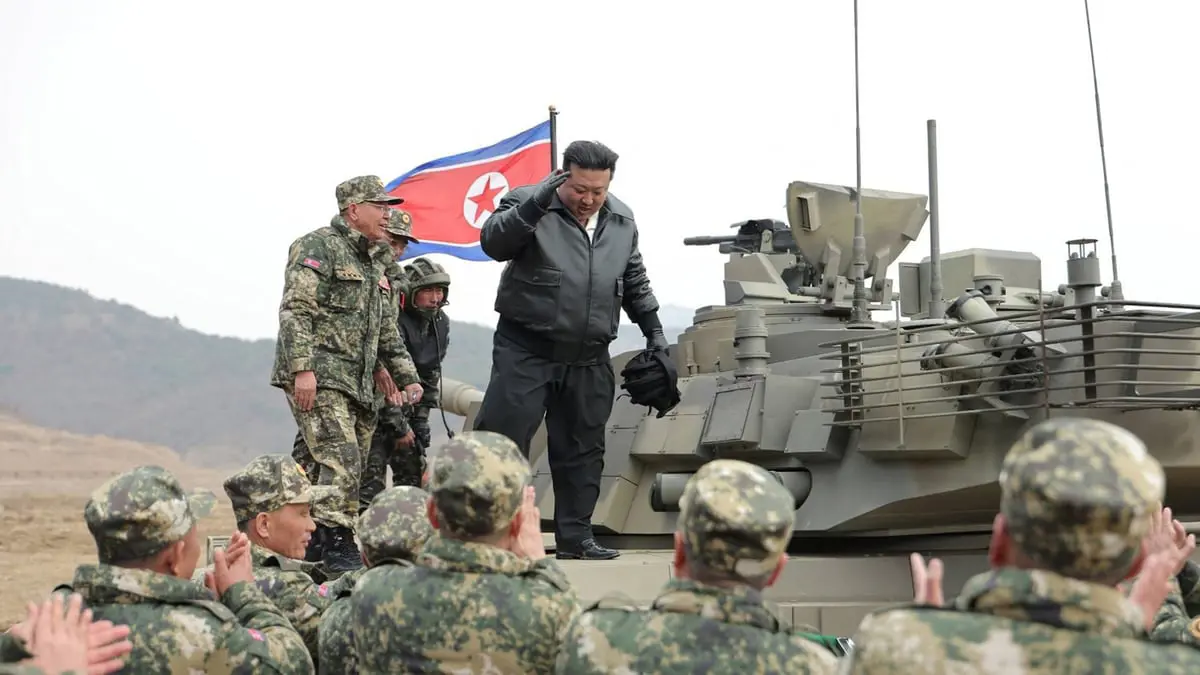 زعيم كوريا الشمالية يقود بنفسه دبابة قتالية خلال مناورات (فيديو)