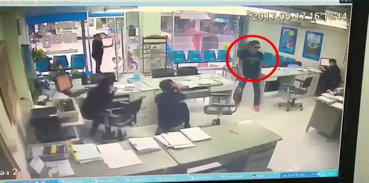بالفيديو والصور.. يقتل صديقته بـ 6 رصاصات أمام زملائها في العمل   