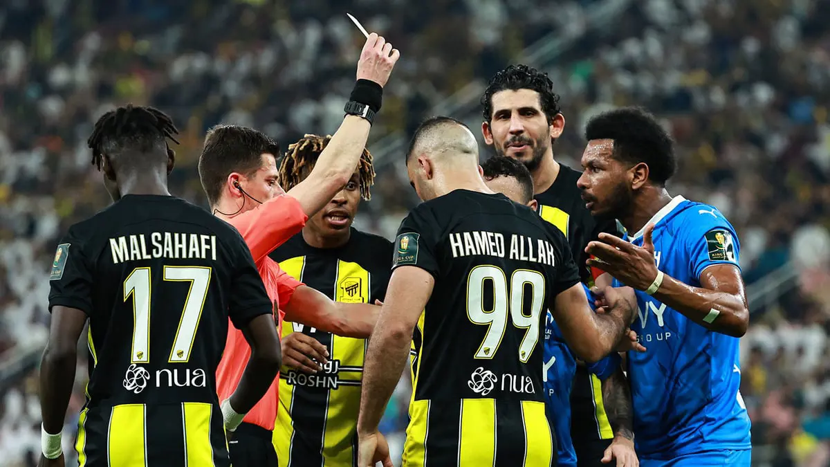 أحمد حجازي يطلب من زميله استفزاز البليهي خلال مباراة الاتحاد والهلال (فيديو)