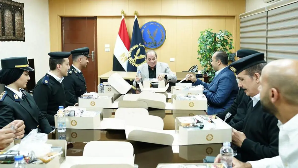 السيسي يفاجئ مركز شرطة بالقاهرة  