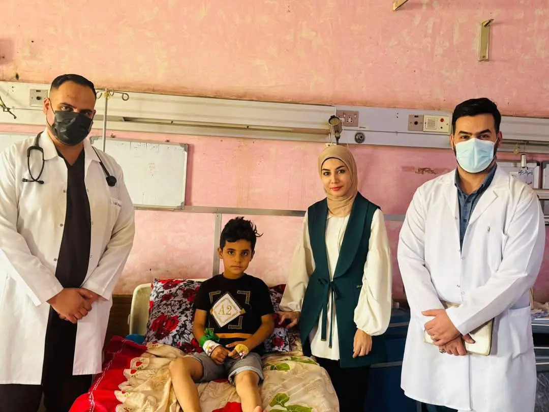 الطفل حمزة مع الكادر الطبي المشرف على حالته