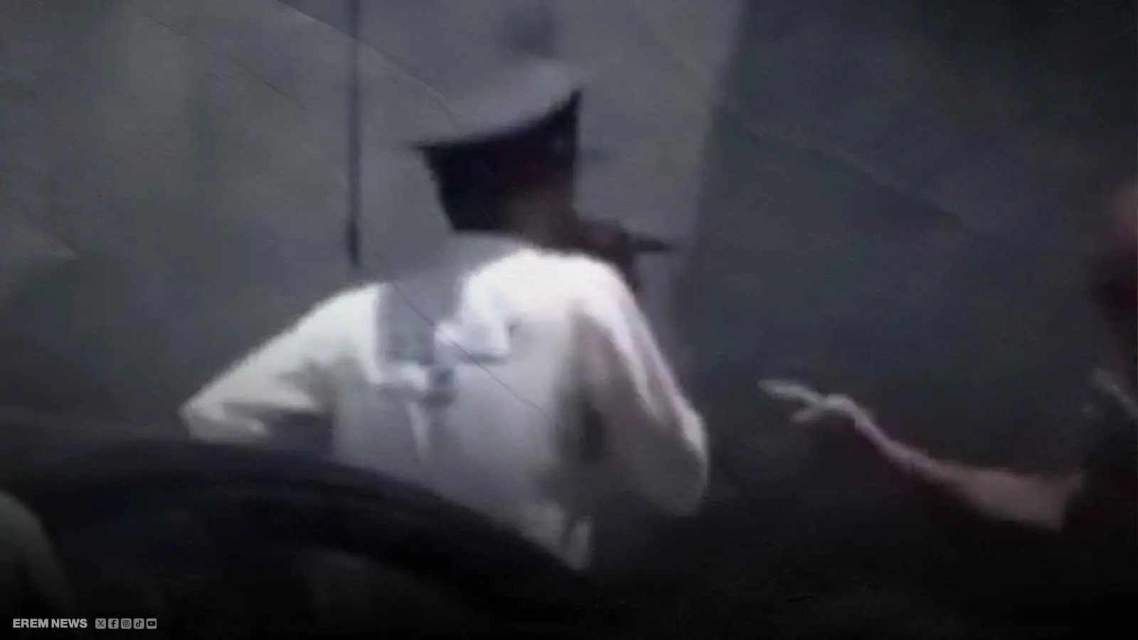 شرطي مرور يجلس على سيارة سائق رفض الالتزام بقوانين السير في دمشق