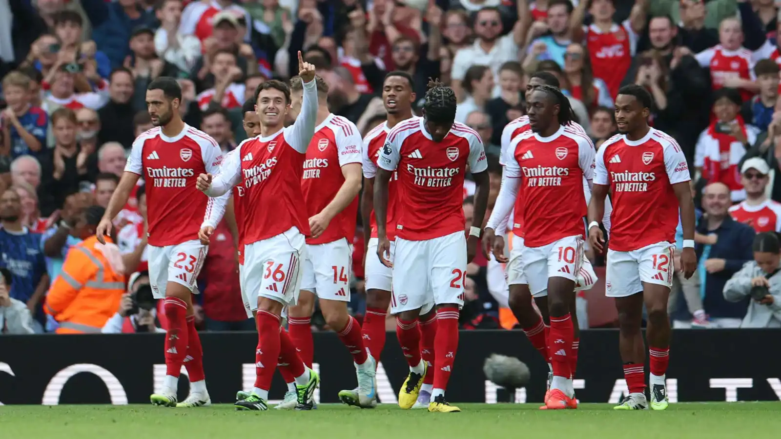 زوبيمندي لاعب آرسنال يحتفل بهدفه مع زملائه 