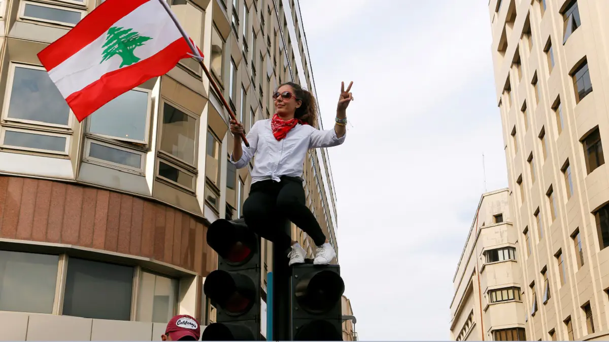 نجمات لبنان يشاركن في التظاهرات ضد الحكومة 