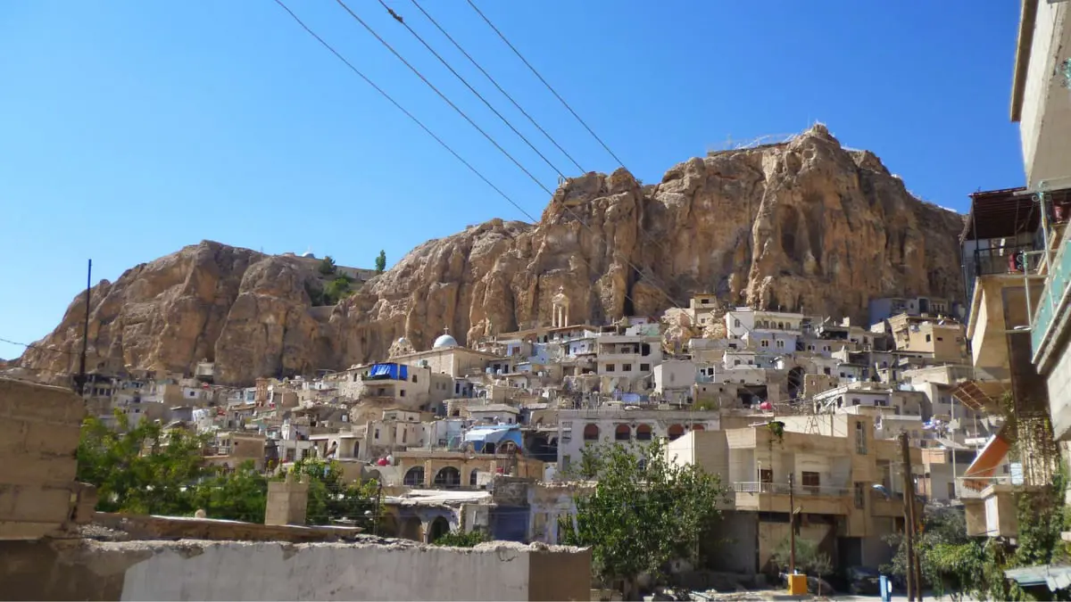 معلولا السورية.. مدينة محفورة في الصخر تتحدث اللغة الآرامية (فيديو إرم)