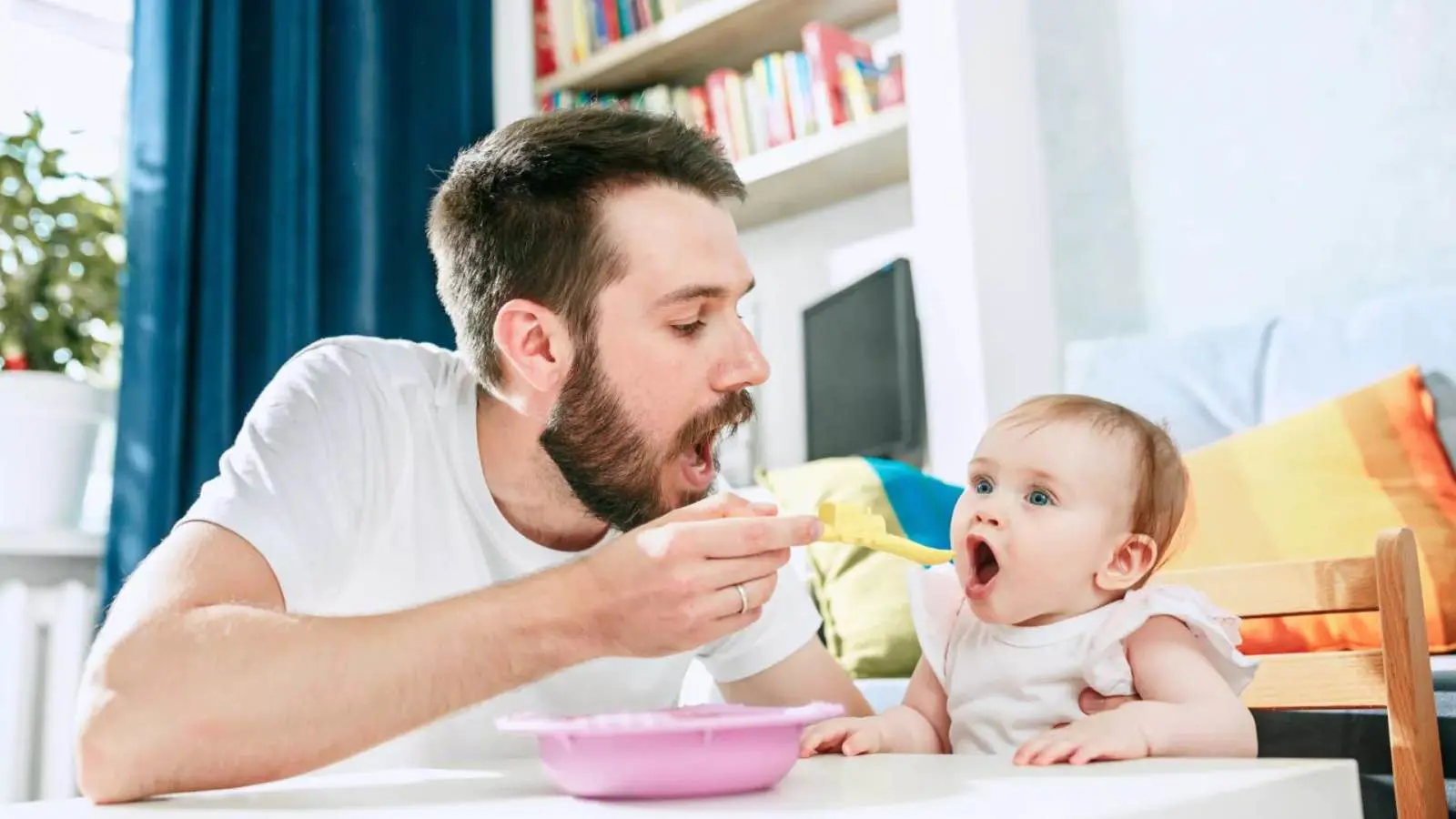 دراسة: إطعام الرضع بالملعقة يؤثر على نموهم