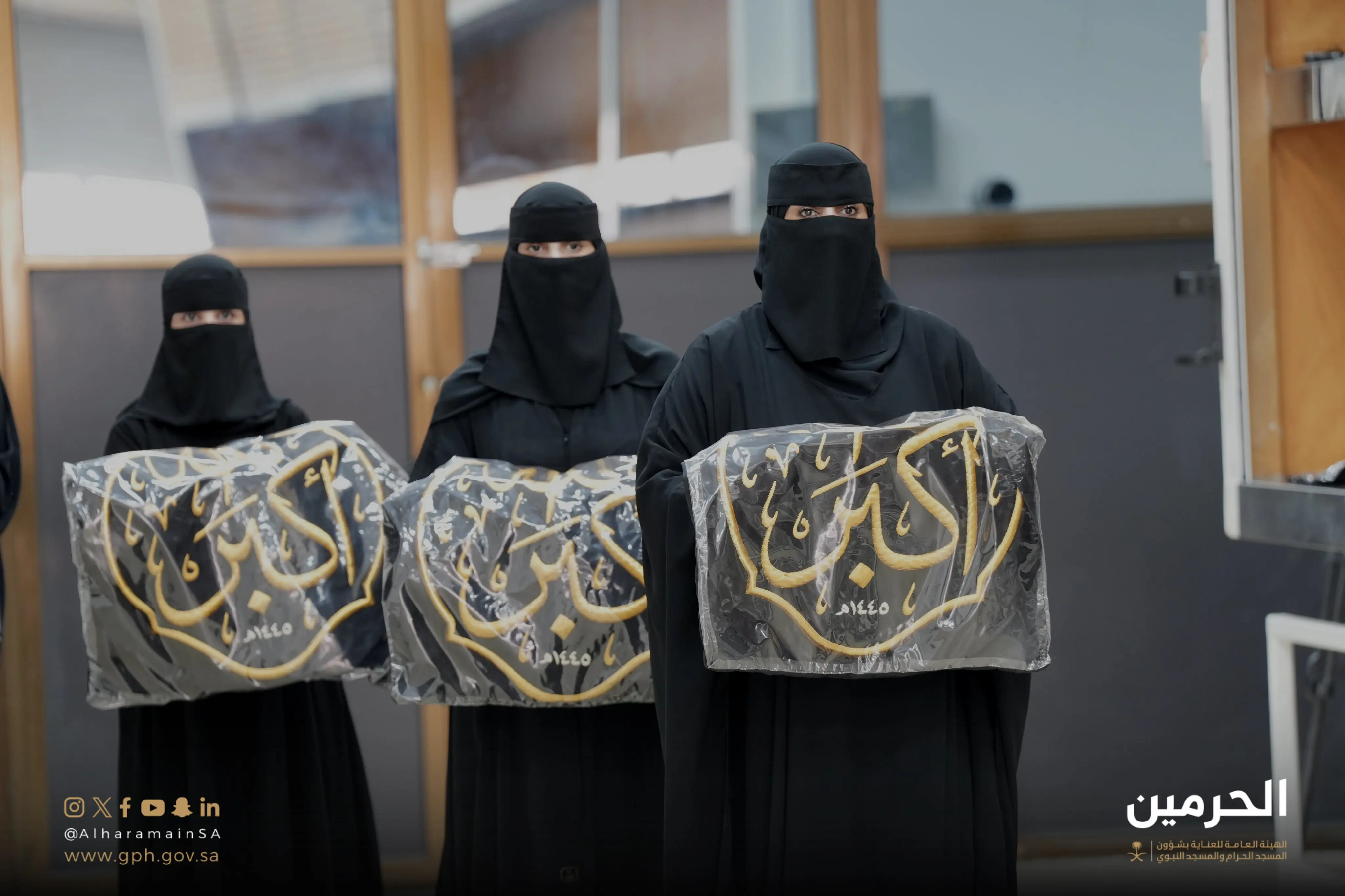 نساء يشاركن في تغيير كسوة الكعبة المشرفة