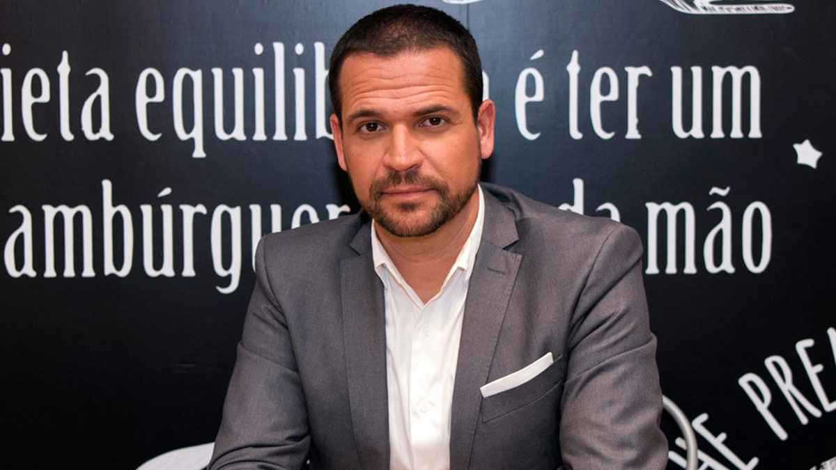 صائد الجواهر.. 4 صفقات أسطورية تكشف عبقرية "العقل المدبر" للأهلي السعودي 