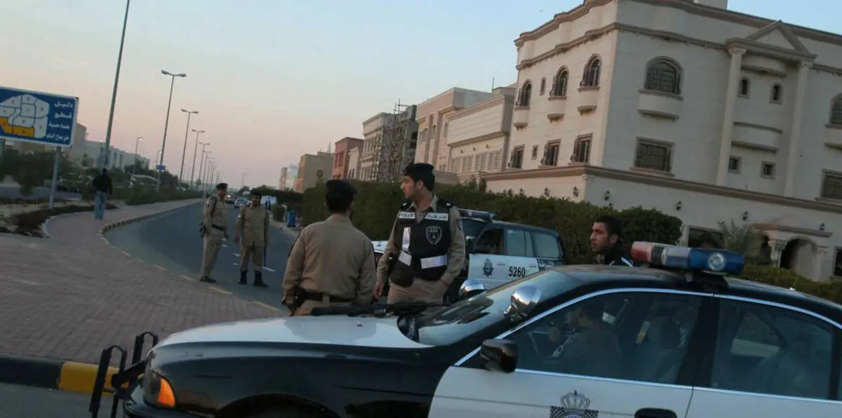 الكويت تبعد معلمين مصريين أدينا بالتحرش في مكان عام