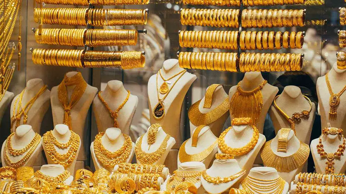 الذهب يتخلى عن أكبر مكاسبه في أسبوع مع ارتفاع الدولار