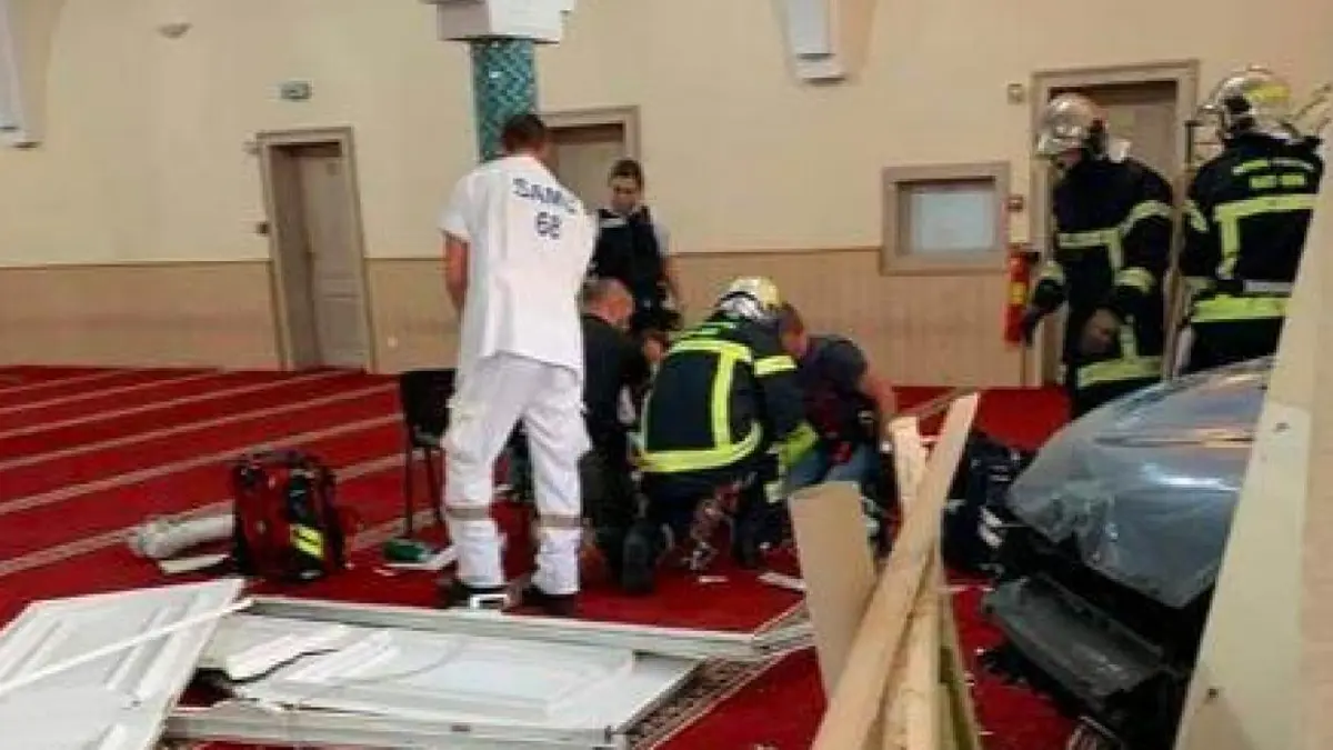 فرنسا.. رجل يقتحم مسجدًا بسيارته ويحاول قتل نفسه بسكين "فيديو وصور"