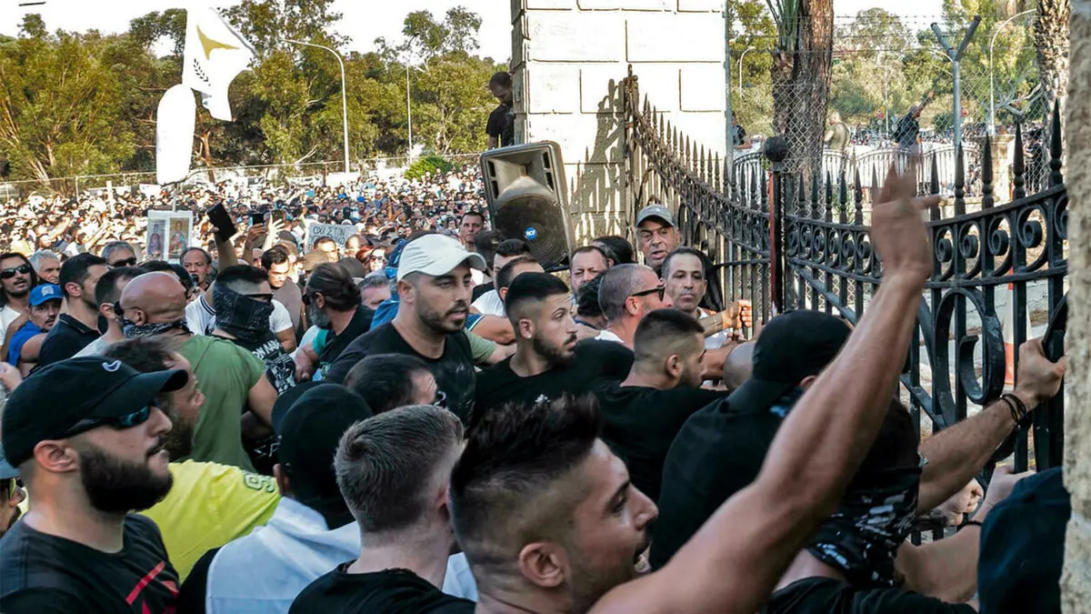 محتجون مناهضون لتدابير كورونا يهاجمون محطة تلفزيونية في قبرص