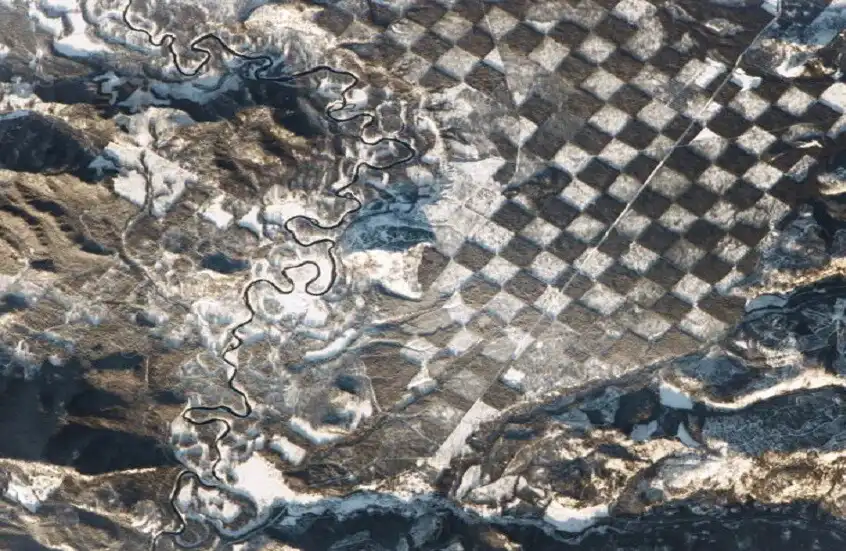 رقعة الشطرنج كما تبدو من الفضاء