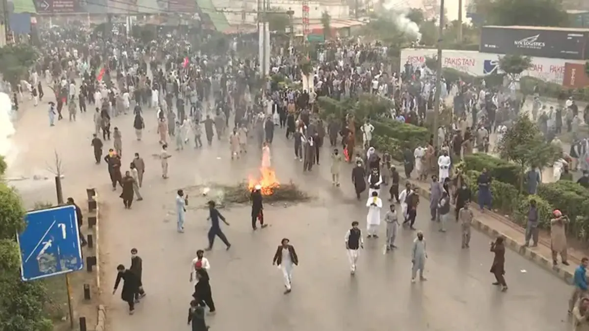 باكستان.. اشتباكات بين أنصار عمران خان وقوات الأمن (فيديو)