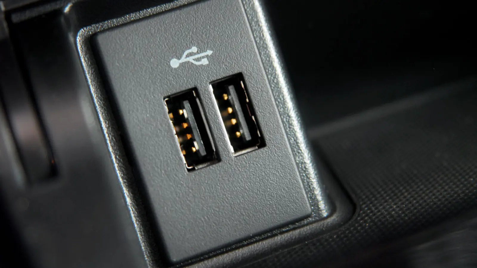 منافذ USB داخل المركبة