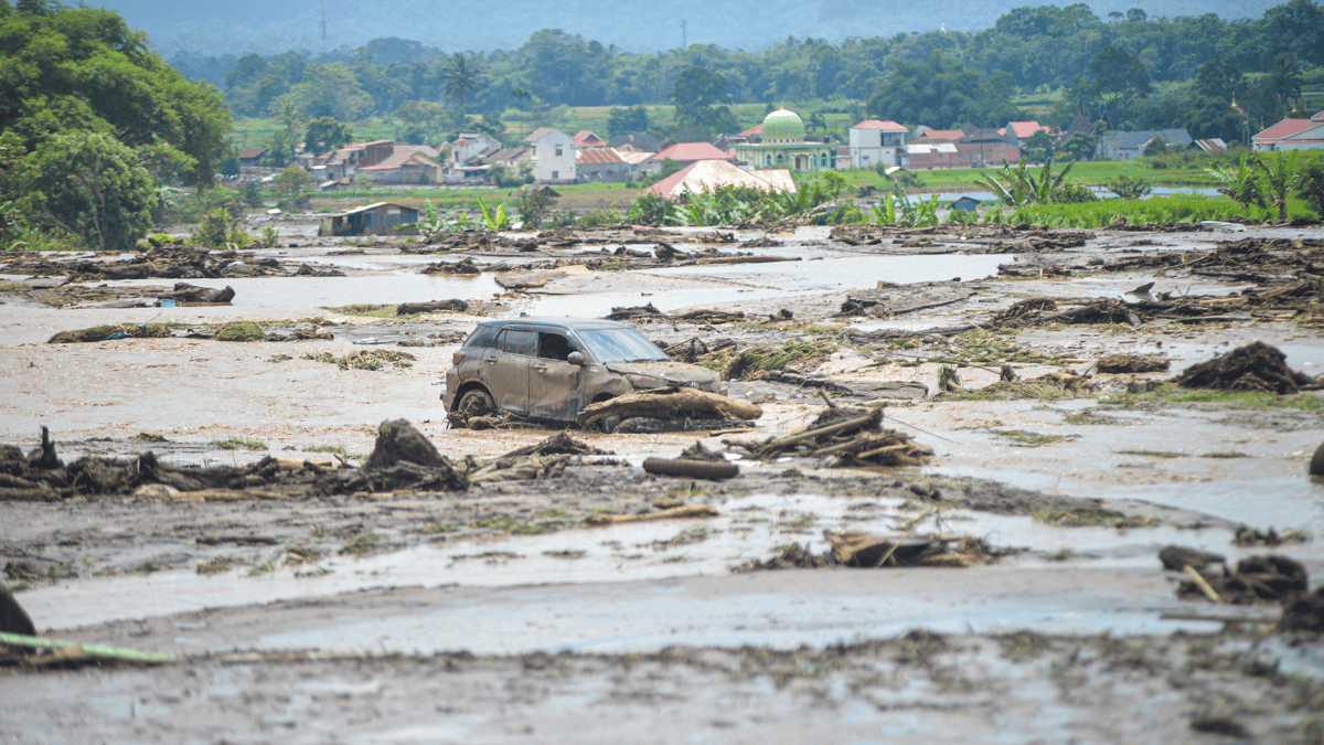 ارتفاع عدد القتلى جراء فيضانات سومطرة الإندونيسية إلى 52 (صور)