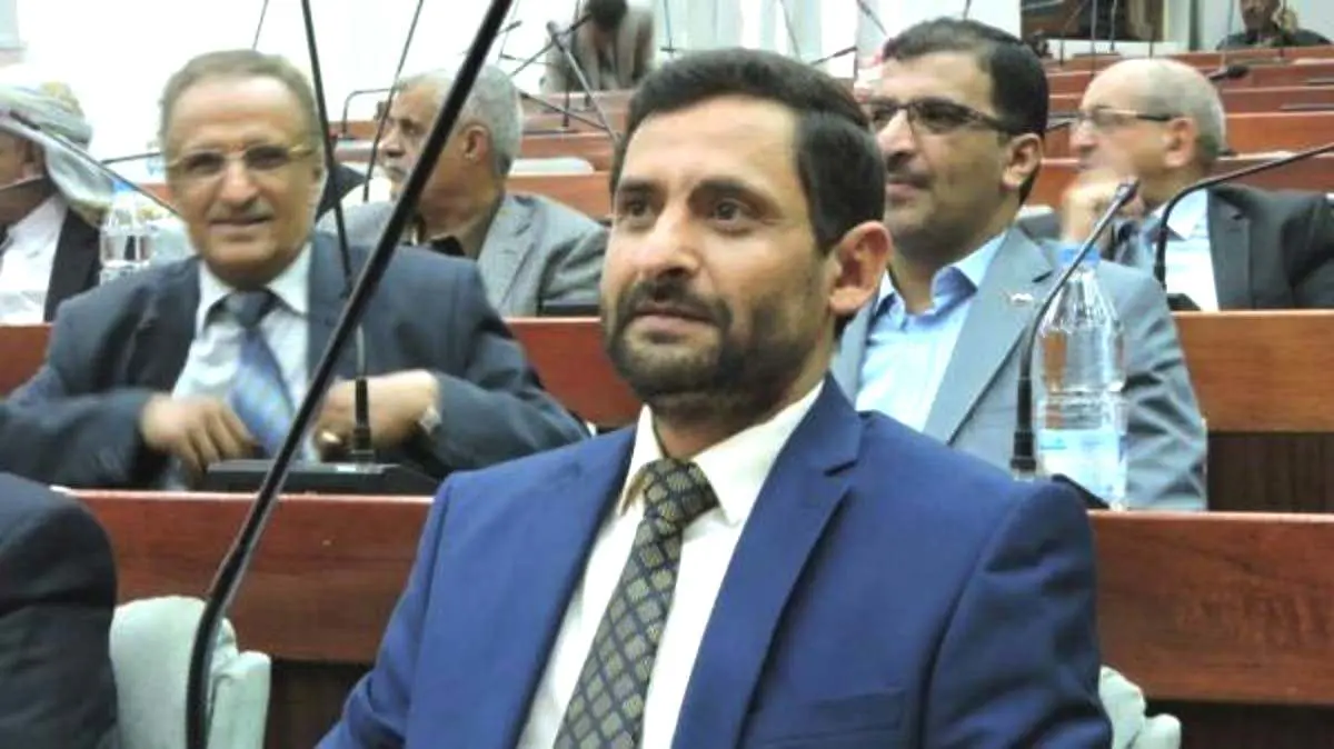 بعد إجباره على الاستقالة.. عضو في برلمان الحوثي يتهم الميليشيات بتجويع وإذلال اليمنيين
