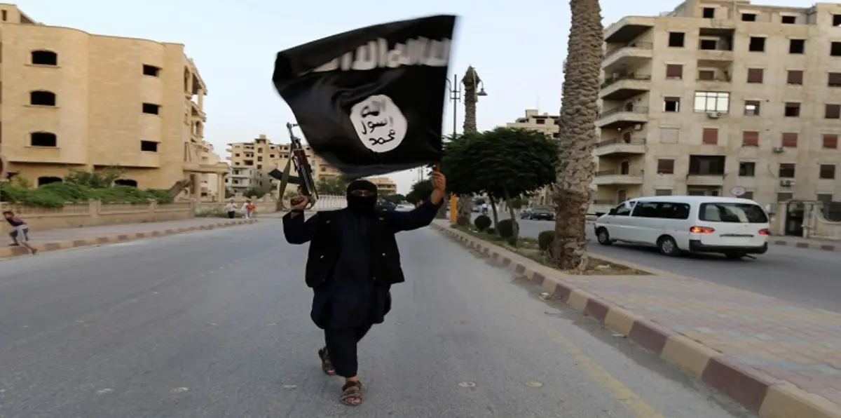 صور.. لحظات مروعة لـ "داعشي" وهو يدنس مقابر المسيحيين ويقتل كل من حاول إيقافه