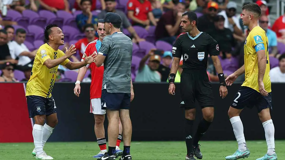 لاعب أوكلاند سيتي ينفعل على طبيب الفريق في مباراة بنفيكا (فيديو)