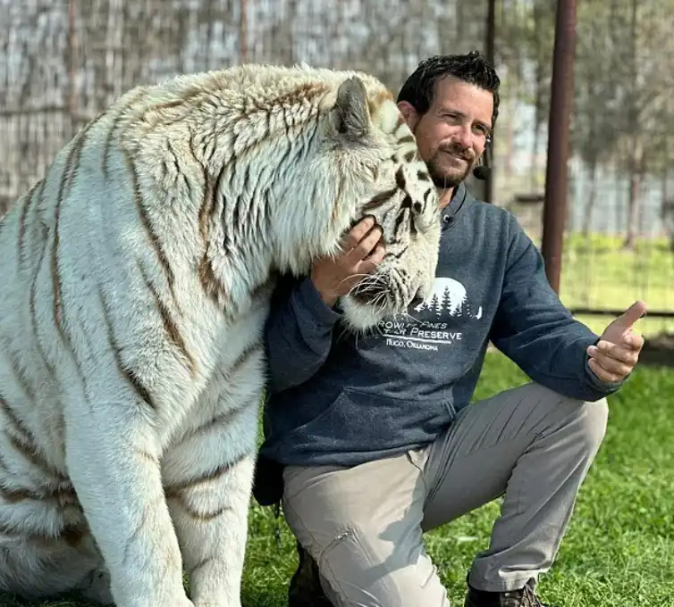 رايان إيزلِي